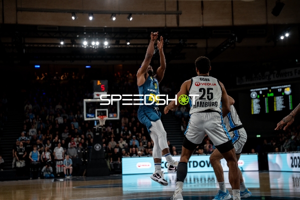 Christopher Clemons (3; EWE Baskets Oldenburg) mit Wurf