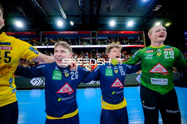 Feier mit David Móré (15;Rhein Neckar Löwen), , David Späth (29;Rhein Neckar Löwen)