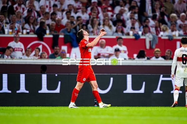 Spieler mit erhobenen Armen