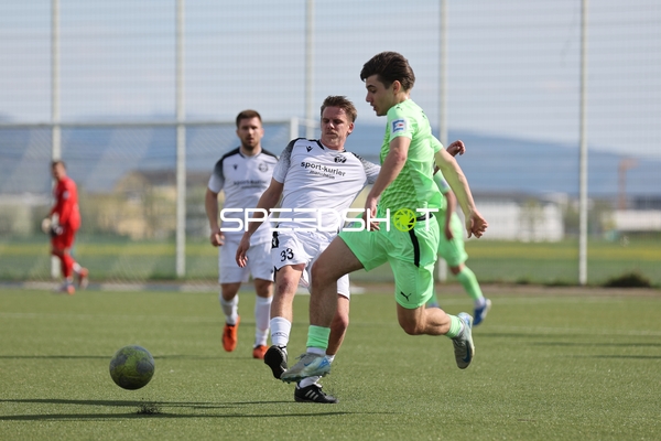 FV Fortuna Heddesheims Spieler Nummer 33 beim Dribbling