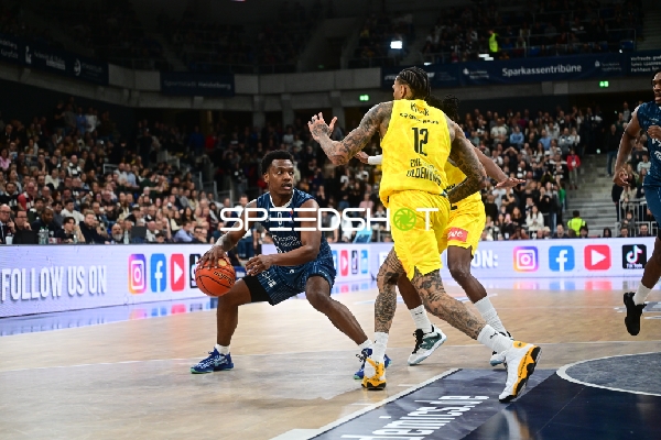 DJ Horne (0; MLP Academics Heidelberg) mit Ball gegen Michale Kyser (12; EWE Baskets Oldenburg)