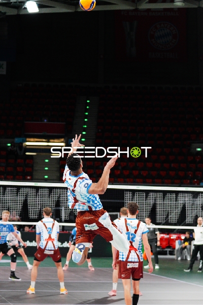 Spielszene mit Bastian Korreck (2; WWK Volleys Herrsching), Joshua Huber (5; WWK Volleys Herrsching) und Laurenz Welsch (12; WWK Volleys Herrsching)