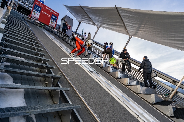 Skispringerin in Startposition