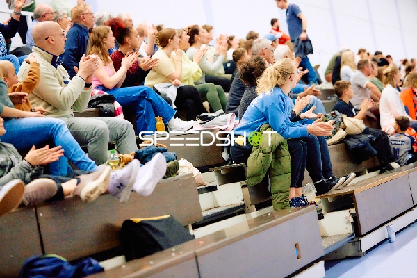 Zuschauer klatschen und jubeln