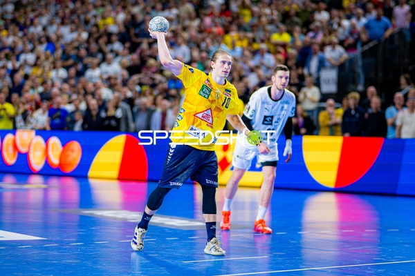 Juri Knorr (10, Rhein Neckar Löwen) wirft