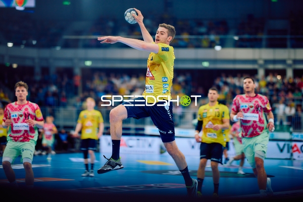 Ein Spieler der Rhein Neckar Löwen ist in der Luft und wirft den Ball.