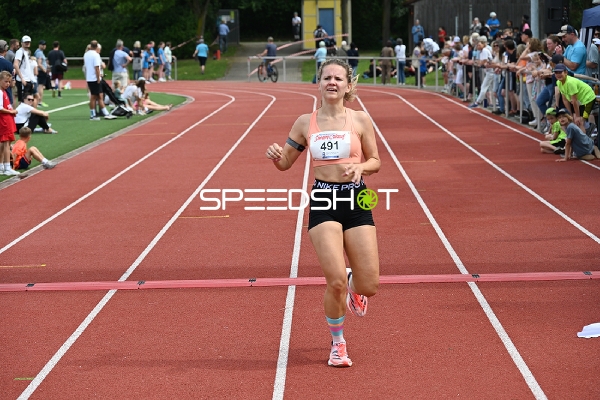 Läuferin überquert Ziellinie