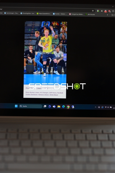 Ein Spieler von Rhein Neckar Löwen wirft einen Ball.