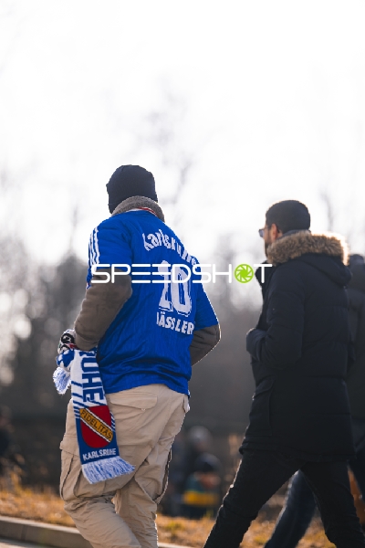 Person mit blauem Trikot