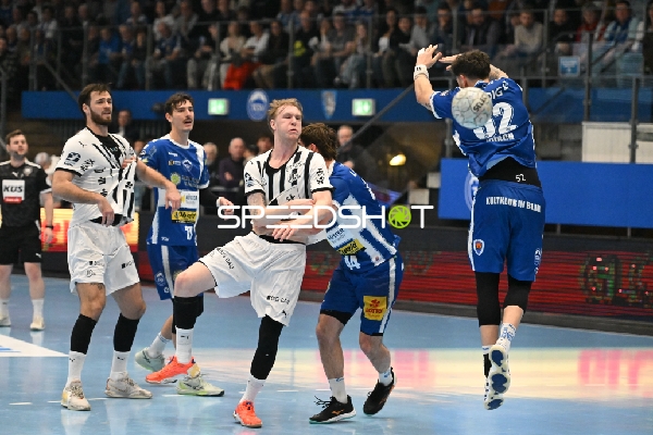 Spielszene: Eric Johansson (21; THW Kiel) und Philipp Meyer (27; ThSV Eisenach)