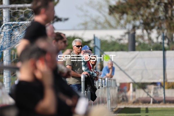 Zuschauer beobachten das Spiel