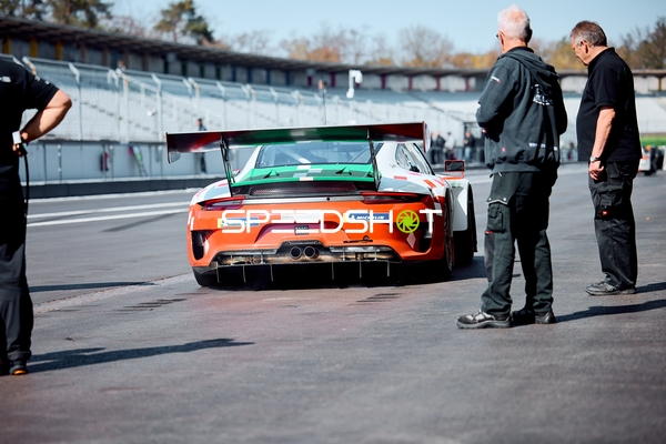 Rennvorbereitungen in der Boxengasse