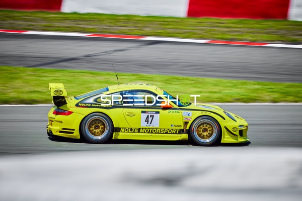 Rennfahrzeug mit Startnummer 47 auf der Rennstrecke