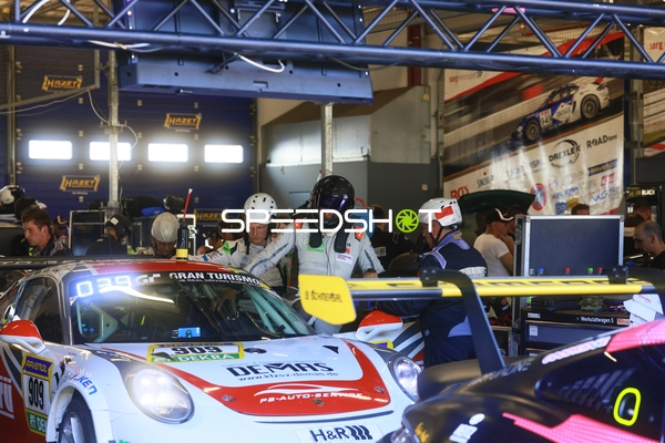 Rennfahrzeug in der Boxengasse