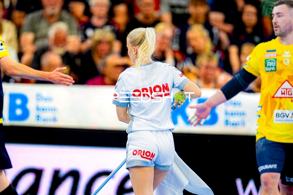 Ballreinigung vor Spielbeginn Jannik Kohlbacher (80;Rhein Neckar Löwen)