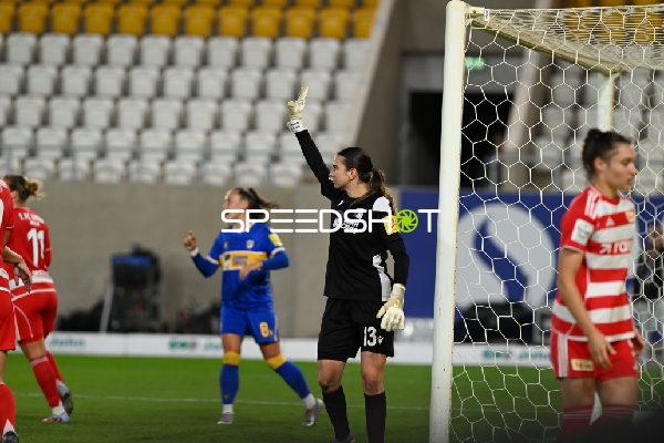 Torwartin Hannah Etzold (13; CZJ) gibt Anweisungen