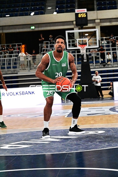 Urald King (20; Gladiators Trier) wirft auf den Korb