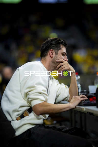 Trainer konzentriert bei der Arbeit