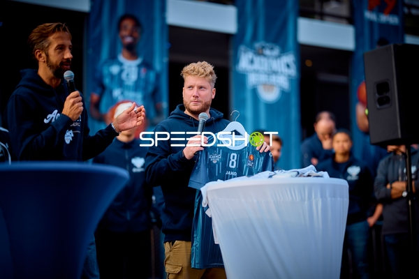 Teamvorstellung mit Trikotpräsentation