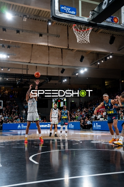 Spielaktion mit Zacharie Perrin (52; Veolia Towers Hamburg) und Nicholas Tischler (11; EWE Baskets Oldenburg)