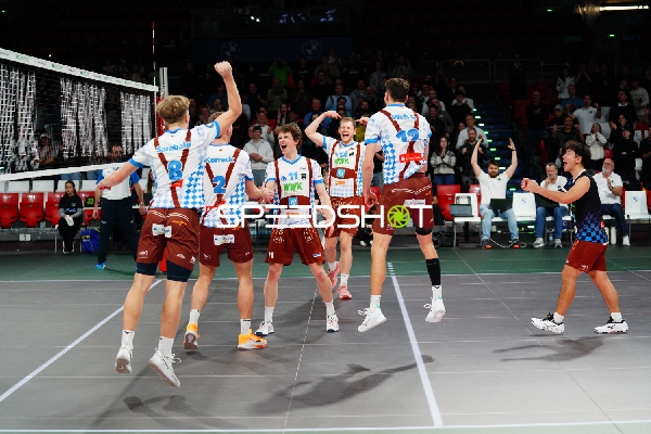 Simon Gallas (24; WWK Volleys Herrsching) und Tobias Hosch (11; WWK Volleys Herrsching) jubeln