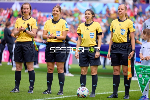 Schiedsrichterinnen vor Spiel