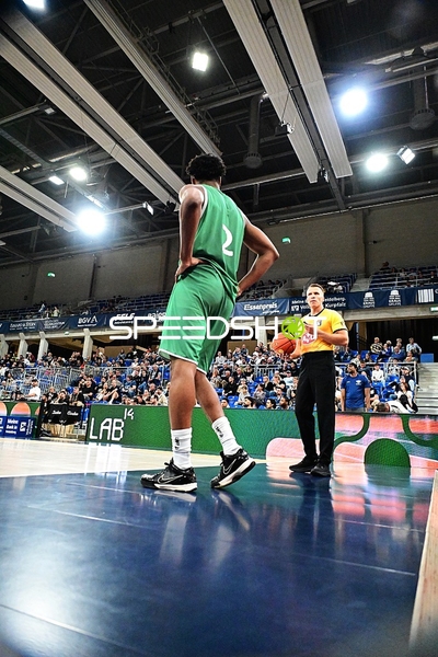 Dexter Akanno (2; Gladiators Trier) mit Ball am Spielfeldrand