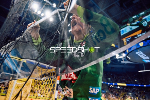 Ein Torwart von Rhein Neckar Löwen jubelt leidenschaftlich im Tor.