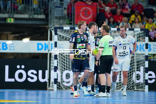 Edwin Aspenbäck (78; Rhein Neckar Löwen) und Niklas Weller (13; HSV Hamburg) in Szene