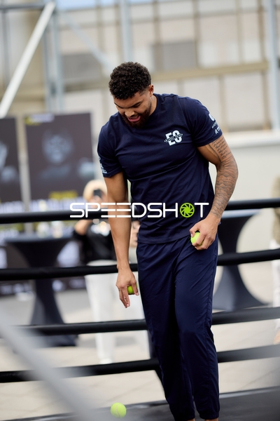 Ringside-Zone Face-Off