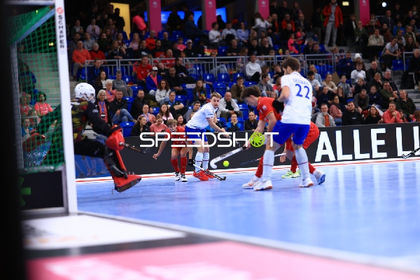 Josef TOMS (10; Tschechien) im Zweikampf