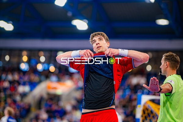 Nikola Vlahovic (3, SG BBM Bietigheim) hebt Trikot hoch