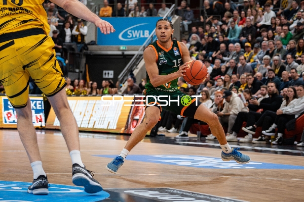 Jordan Roland (15; Gladiators Trier) mit Ball