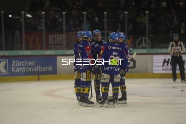 Spieler von Axel Simic (28; EHC Kloten) und Teamkollegen beraten