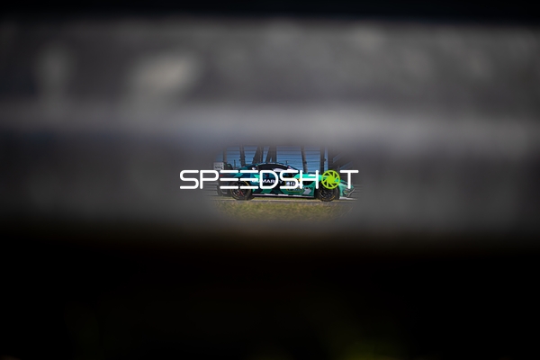 Fahrzeug #140 auf der Rennstrecke