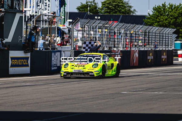 Porsche 911 GT3 R auf der Rennstrecke