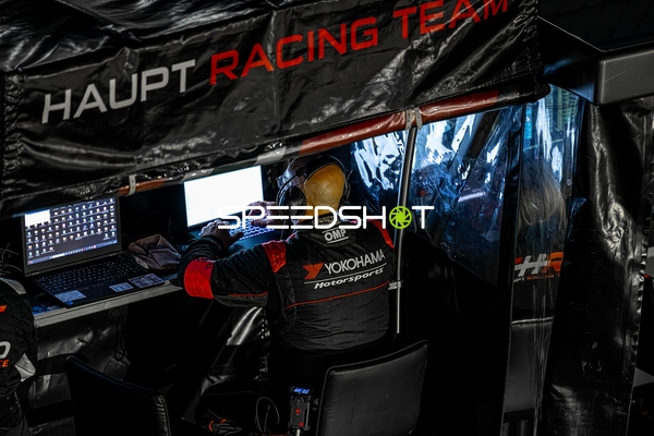 Mechaniker im Rennzelt