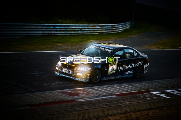 Rennfahrzeug auf der Rennstrecke