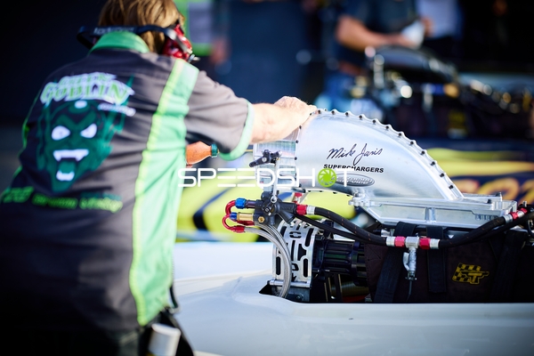 Mechaniker am Dragster-Motor