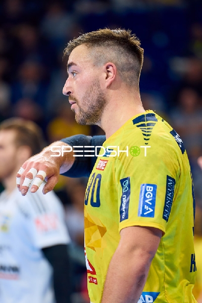 Ein Spieler von Rhein Neckar Löwen wartet auf eine Aktion.