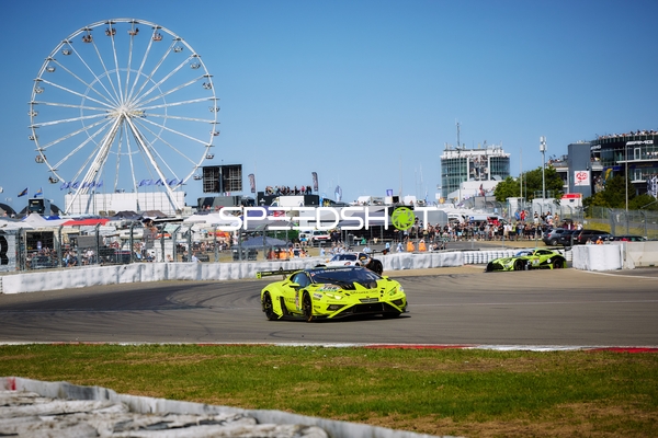 Rennfahrzeuge auf der Rennstrecke