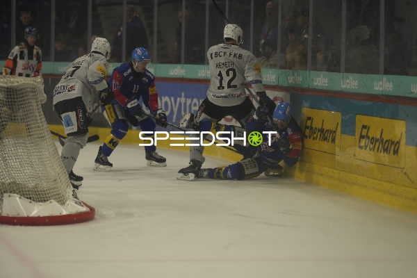 Kampf um den Puck an der Bande