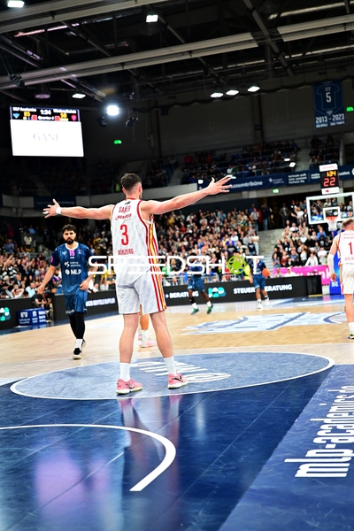 Verteidigung von Marcel Keßen (15; MLP Academics Heidelberg) gegen Leo Saffer (3; Würzburg Baskets)