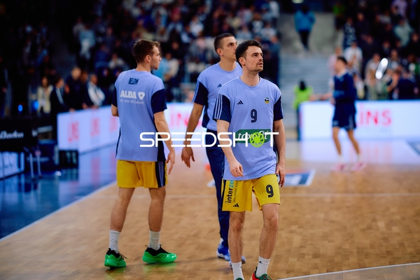 Spieler von Alba Berlin wärmt sich auf