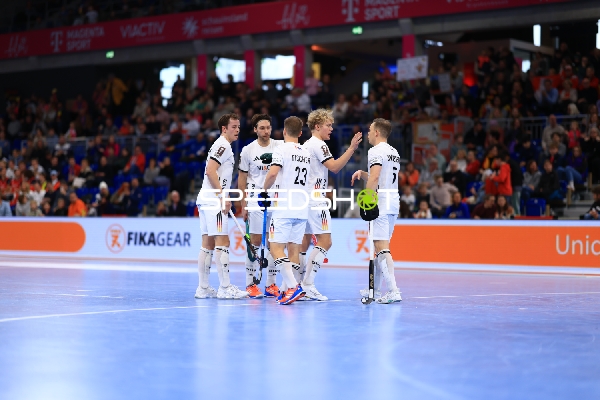 Jan-Philipp Fischer (23; Deutschland) und Sten Brandenstein (5; Deutschland) im Gespräch