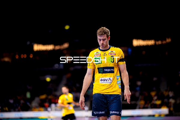 Tim Nothdurft (8; Rhein Neckar Löwen) positioniert sich