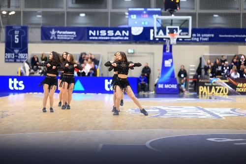 Basketball-Szene mit Cheerleaderinnen