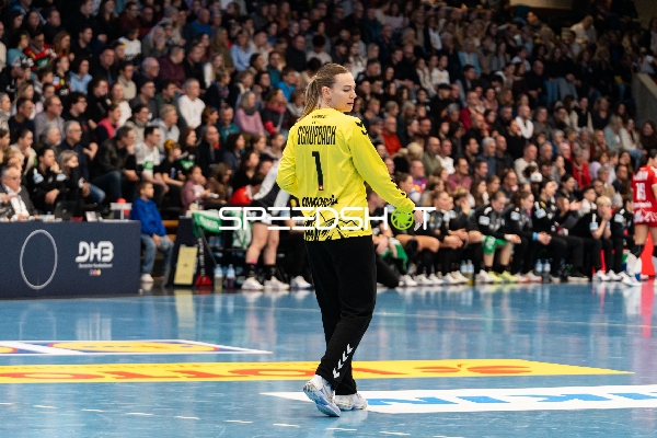 Torwart Lea Schüpbach (1; Schweiz) auf dem Spielfeld