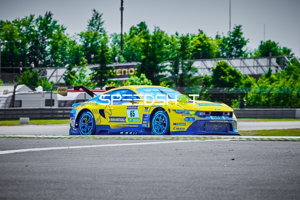 Ford Mustang GT3 auf der Rennstrecke