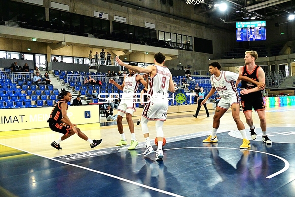 Dribbling und Verteidigung am Korb